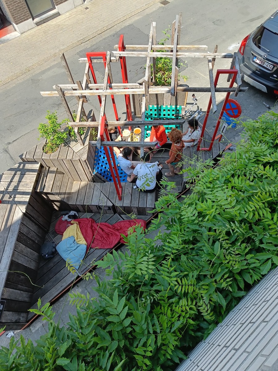Foto van bovenaanzicht van een parklet